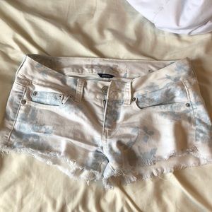 White jean shorts with blue designs